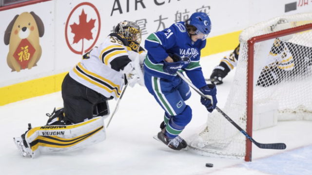 367819_bruins_canucks_hockey_97530 7a211ec23f50498ebd0b30f40859659b 676x448.jpg