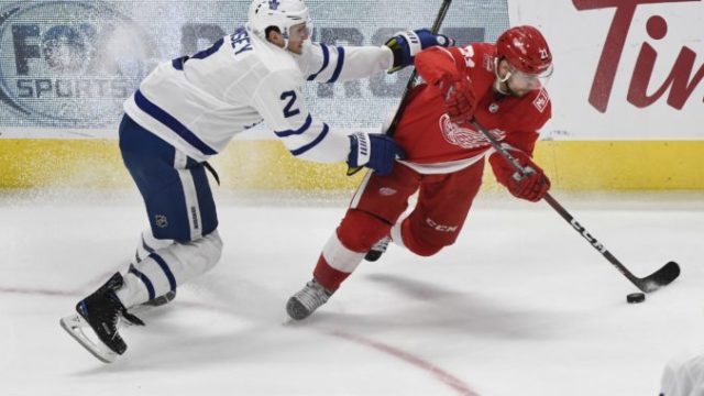 367899_ron hainsey 2 tomas tatar 676x455.jpg