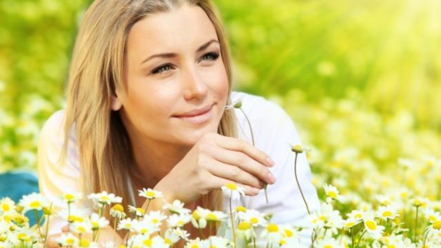 367943_young beautiful girl laying on the daisy flowers field outdoor portrait small 676x555.jpg