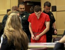 368039_aptopix_school_shooting florida_84939 dbfbb194bc0c4852839130b69ee2a85d 676x523.jpg