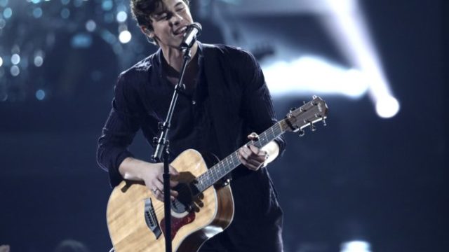 368109_shawn mendes 676x483.jpg