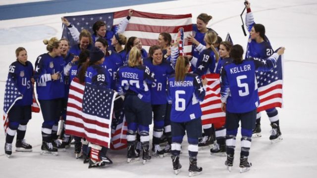 368237_hokejistky usa 676x451.jpg