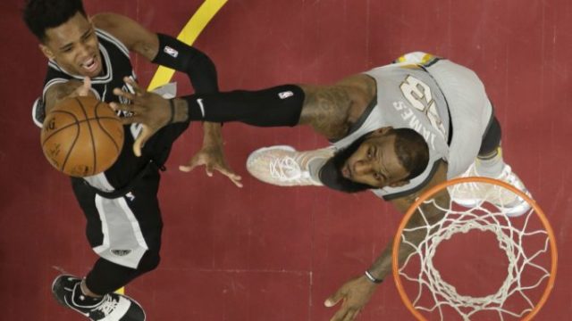 368582_dejounte murray lebron james 676x469.jpg