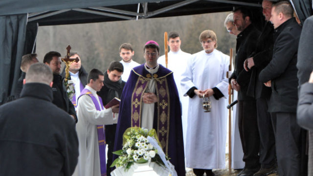 368953_pohreb_kusnirova 676x480.jpg