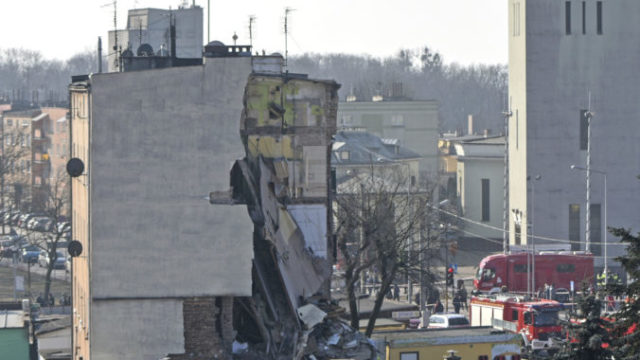 369177_poland_building_collapse_77112 e1bb4ac6595d442c9fe279ee8fe38022 676x449.jpg