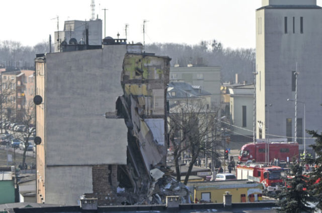 369177_poland_building_collapse_77112 e1bb4ac6595d442c9fe279ee8fe38022 676x449.jpg