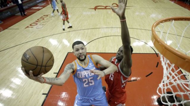 370114_clint capela 15 austin rivers 676x469.jpg