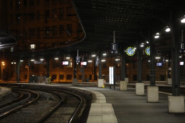 371500_france_strikes_88422 e82ef6254bbe4cbeaa03b56086f3f31d 676x451.jpg