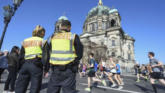 372041_germany_berlin_race_attack_21280 c41cb4e937114f11a6b757f9e4207272 676x450.jpg