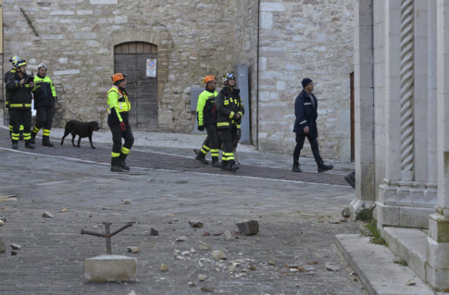 372105_aptopix_italy_quake 6251796d5e34498fa5ca8ddf3bde03eb 676x444.jpeg