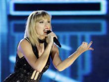372271_people_taylor_swift_fan_visit_07090 17931779d6f34e3ea6b7c0f1d8a63f02 676x509.jpg