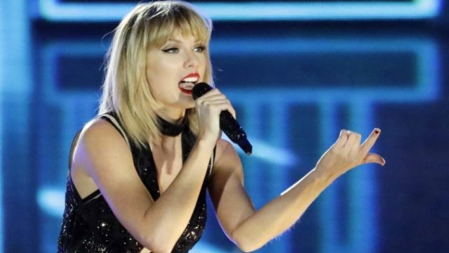 372271_people_taylor_swift_fan_visit_07090 17931779d6f34e3ea6b7c0f1d8a63f02 676x509.jpg