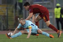 372274_andres iniesta kevin strootman 676x451.jpg