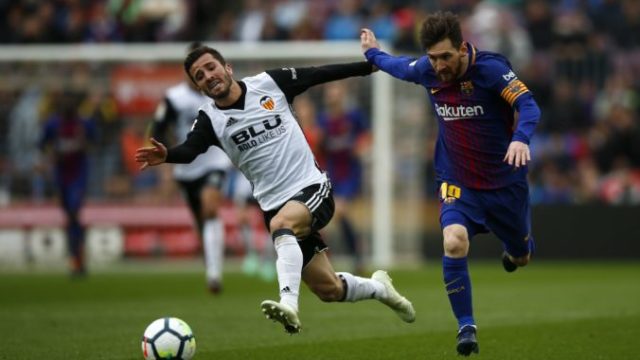 372599_jose luis gaya lionel messi 676x422.jpg