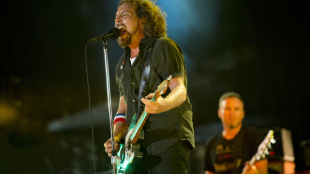 374884_pearl jam eddie vedder 676x450.jpg