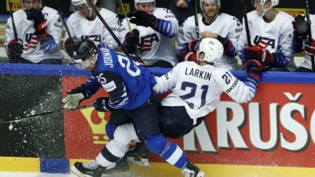 375373_pekka jormakka dylan larkin 676x488.jpg