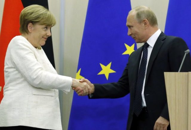 375709_putin merkelova 676x462.jpg