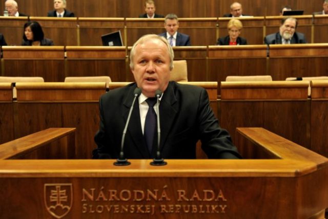 376018_parlik_09 676x451.jpg
