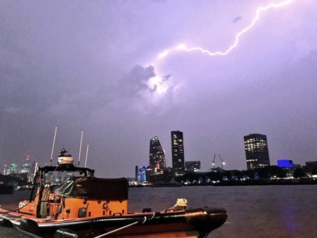 376497_correction_britain_lightning_storms_53550 a806907a406b48168d17c707d04a9460 676x507.jpg