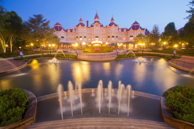 376909_disneyland hotel 676x451.jpg