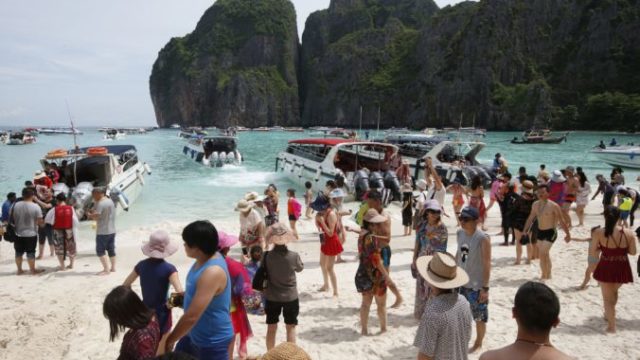 376911_aptopix_thailand_beach_closure_08607 2a6db672a7114d0eb6f85bf83d812669 676x448.jpg