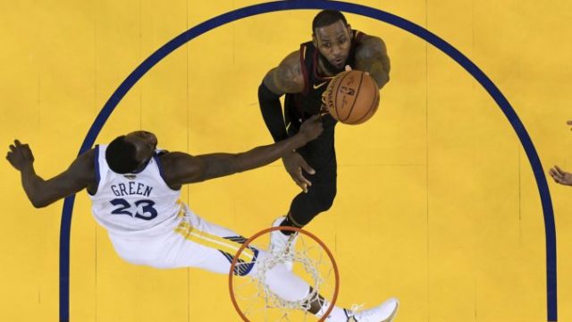 377003_lebron james draymond green 676x467.jpg