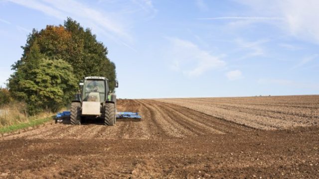 377889_traktor 676x451.jpg