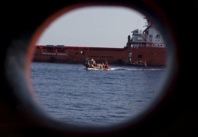 377931_lod migranti utecenci 676x470.jpg