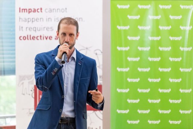 377994_etoro04 676x451.jpg