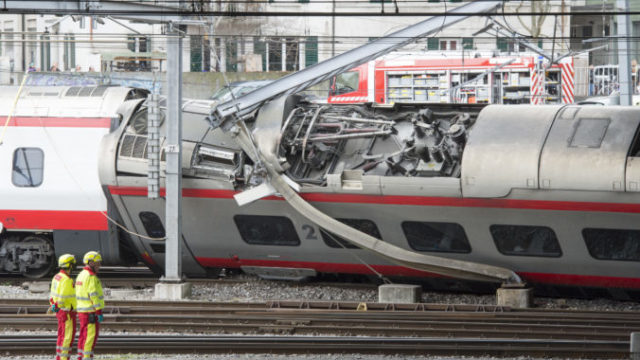 378804_switzerland_train_derailed_55192 c8703590db1a4fba8ad11348c1e274b6 676x451.jpg