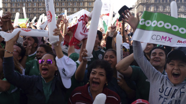 379145_mexico_soccer_wcup_fans_06478 085ab239941741d6ba3265cdc8928207 676x472.jpg