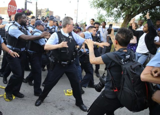 381229_police_shooting chicago_09846 3a1db361ab484324aaca9c15975570e5 676x487.jpg