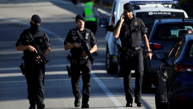 383242_policia_spanielsko2 676x456.jpg