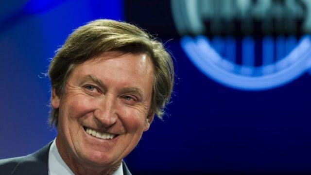 383315_ice_hockey_gretzky_kunlun_red_star_64145 c4dd79f333de447eab83631e1114e3ed 676x498.jpg