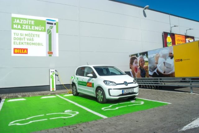 383326_billa_elektromobily_01 676x451.jpg