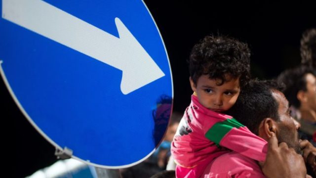 383674_migranti 676x473.jpg