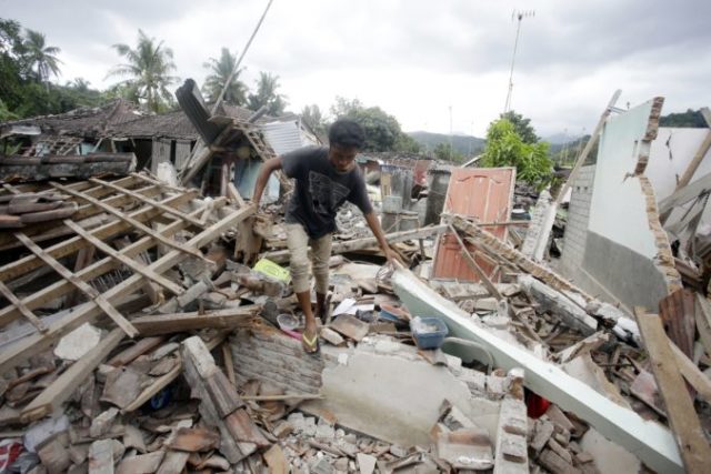 383701_indonesia_earthquake_90211 d60c7fc25c2c4280862953da9f03b484 676x451.jpg