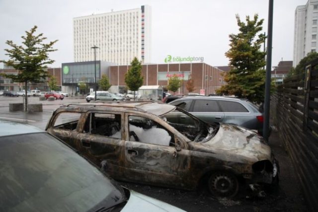 383820_sweden_car_fires_21968 e617c3d7aedb4bc4bfe84b0a5a7c9cb3 676x451.jpg