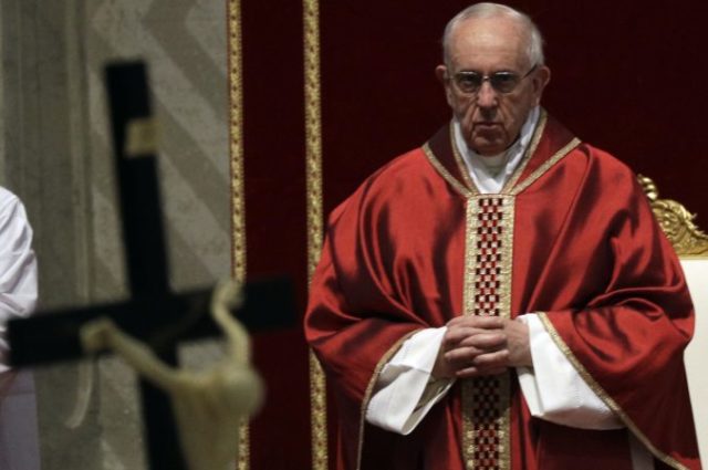 384399_vatican_pope_good_friday_29044 159787a5afce471a9c97e7aad98e4963 676x449.jpg