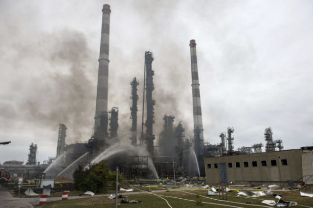 385463_germany_refinery_fire_99521 14d9783d9f2240dd87d84fd07225bf8d 676x450.jpg