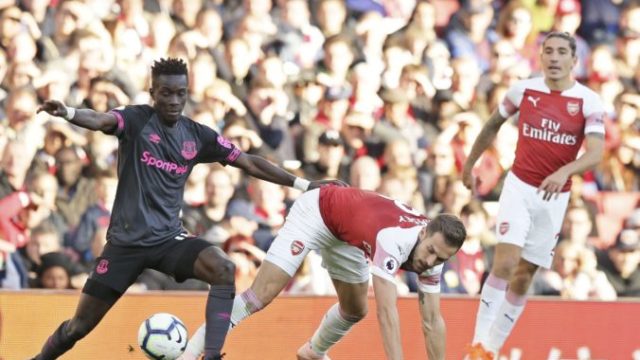 387600_idrissa gueye aaron ramsey 676x451.jpg