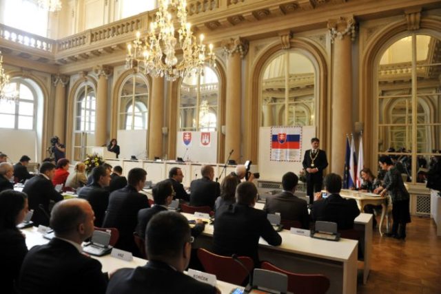 388798_mestske zastupitelstvo v bratislave 676x451.jpg
