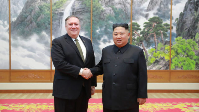 389151_kim a ong un a pompeo 676x449.jpg