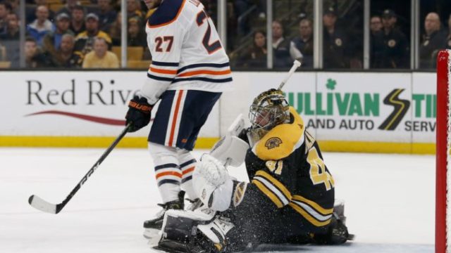 389587_jaroslav halak milan lucic 676x518.jpg