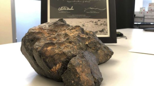 390338_moon_rock_auction_03303 809a3c6840c1429aa9b84545c413402d 676x492.jpg