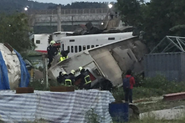 390410_taiwan_train_derailment_55046 a47bdd9c692c4331a02ec41f53b91c77 676x451.jpg