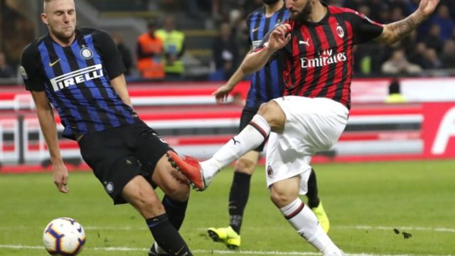 390450_gonzalo higuain milan skriniar 676x531.jpg