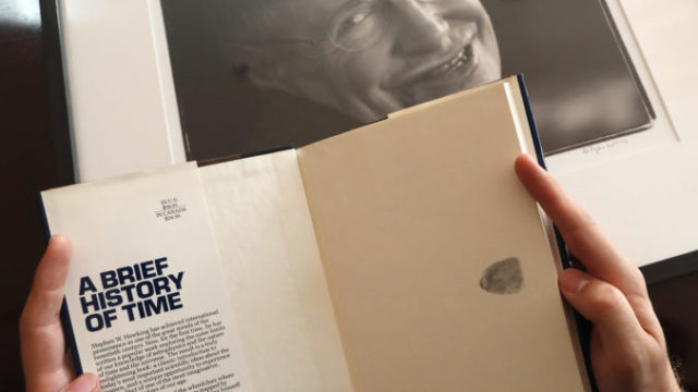 390483_hawking_aukcia 676x486.jpg