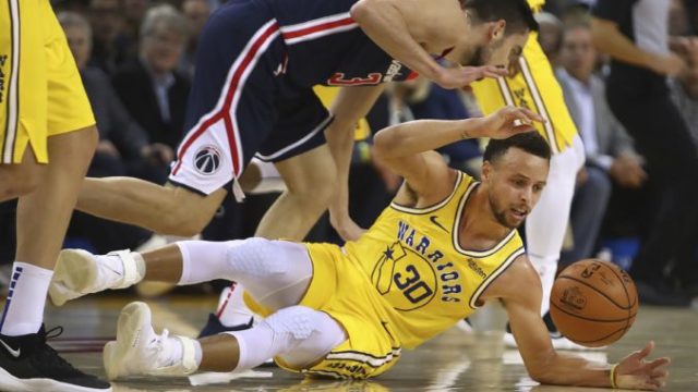 390797_stephen curry tomas satoransky 676x474.jpg