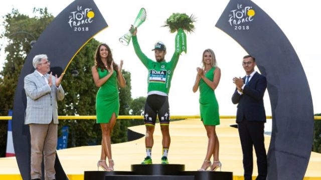 390838_180730 tour de france winner geraint thomas celebrates with skoda auto crystal glass trophy 2 676x451.jpg